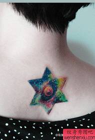 תבנית קעקוע כוכב מחודדת עם שש מחודדות יפהפיה בגב הילדה