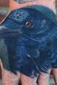 Modello tatuaggio tatuaggio corvo realistico corvo a mano indietro