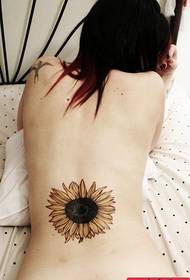 Espectáculo de tatuaxes, recomenda un traballo de tatuaxe de xirasol traseiro dunha muller
