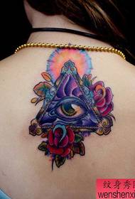 Modello di tatuaggio occhio di dio di colore piuttosto popolare sulla parte posteriore della ragazza