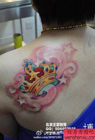 Djevojka na leđima dobro izgleda šareni kroj tetovaža