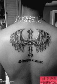 Patrón de tatuaje de alas cruzadas pop populares de hombro trasero masculino