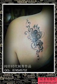 Női váll népszerű gyönyörű fekete-fehér pillangó tetoválás minta