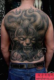 Úplný chrbát magického tetovania