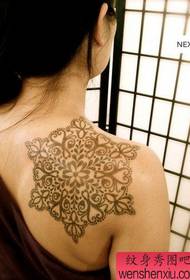 Magagandang back pattern na tattoo snowflake para sa mga batang babae