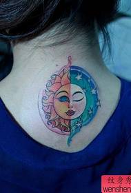 Gadis kembali dengan pola tato matahari dan bulan