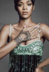 Rihanna handtattoo op de sterhand minimalistische tribale totem tattoo foto