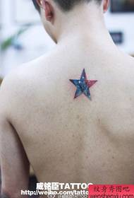 人気のある美しい男の子が五point星の空のタトゥーパターンを支持