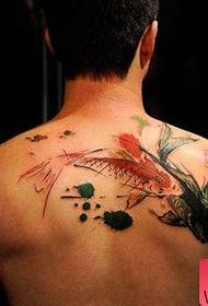 Prekrasan i moderan uzorak tetovaže lignje s tintom na muškim leđima