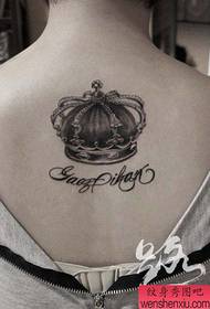 Splendido motivo a tatuaggio corona bianco e nero sul retro