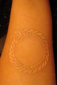 Arm vitt bläck färsk cirkel tatuering mönster