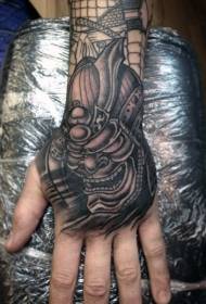 Semplice modello di tatuaggio maschera samurai bianco e nero sul dorso della mano