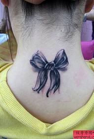 Wanita cilik sing cilik bali mundur tato kerja