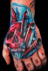 Tatuaggio con teschio inquietante sul dorso colorato sul dorso della mano