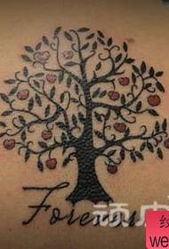 女生背部一幅图腾树纹身图案