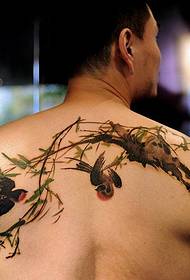 Uzorak tetovaže proljetne vrbe sa dvostrukim lastavicama na leđima