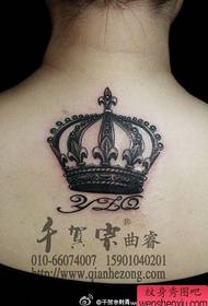 女生背部经典的黑灰皇冠纹身图案