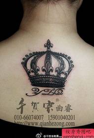 女生背部经典的黑灰皇冠纹身图案
