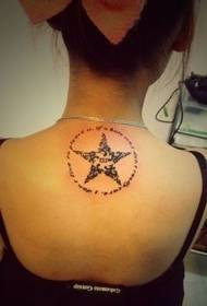 Ang likod sa babaye nga maayo nga tan-awon nga sumbanan sa tattoo sa totem nga pentagram