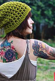 Žena späť kvet tetovanie práce