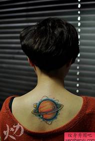 Teste padrão colorido bonito da tatuagem de Saturno na parte de trás da menina
