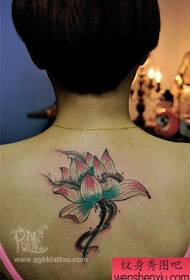 Красивая задняя часть красивого цветка татуировки с изображением лотоса
