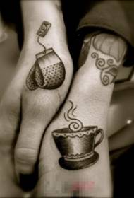 Merginos rankos juodos linijos eskizo kūrybinės taurės tatuiruotė