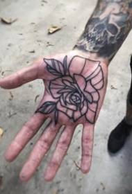 E Set vu kreativen Tattoo Designs an der Handfläch