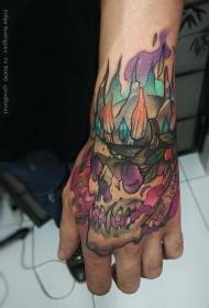 Modello di tatuaggio fiamma teschio re stile acquerello a mano indietro