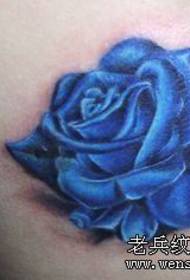 Wzór tatuażu w kolorze niebieskim z różą z tyłu