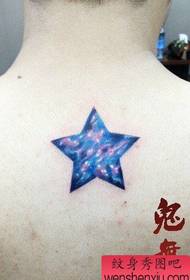 Berbintang indah pola tato bintang berujung lima di bagian belakang