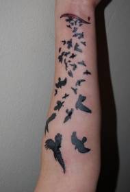 Patrón de tatuaje de brazo de pájaro negro