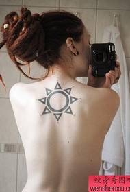 Trego tatuazhit, rekomandojini tatuazhet e diellit të pasme të një gruaje