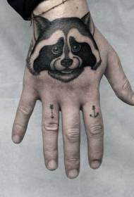 Simpatico modello di tatuaggio testa di procione sul dorso della mano