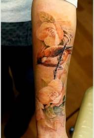 Въоръжете се с реалистично боядисана птица с флорален татуиран модел