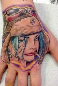 Tatuaggio da donna colorato fumante stile new school a mano indietro