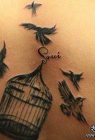 Krásný pop ptačí klec s ptačí tetování na zádech