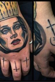 Kézzel vissza színes rajzfilm királynő arcát és a különböző szimbólumok tetoválás minta