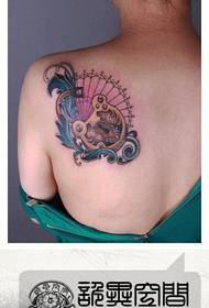 Grožis už pečių populiarus gražus užrakto tatuiruotės modelis