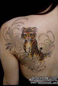 Grožis atgal mažas tigras tatuiruotė modelis