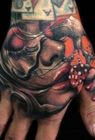 Retrato de mujer coloreada a mano con imagen de tatuaje de escorpión rojo