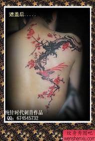 Fermoso e fermoso patrón de tatuaxe de ameixa nos ombreiros de fermosas mulleres