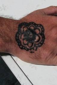 Hånd tilbake svart mandala blomster tatoveringsmønster