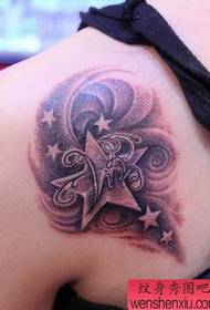 Frumusețe înapoi în formă de tatuaj cu cinci capete de stele