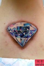 Schönes farbiges Diamanttätowierungsmuster auf der Rückseite des Mädchens