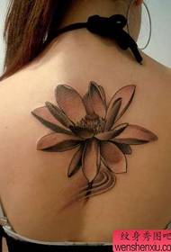 Moai swart en griis lotus tattoo-patroan op 'e rêch fan it famke