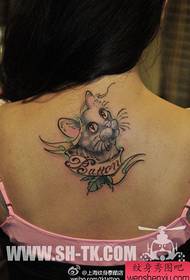 Lányok klasszikus pop macska tetoválásai a hátán