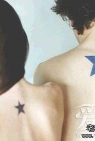 Piccoli tatuaggi di stelle a cinque punte sul retro di una coppia fresca