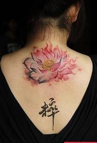 Kaunis ja tyylikäs muste lotus -tatuointikuvio tyttöjen takana