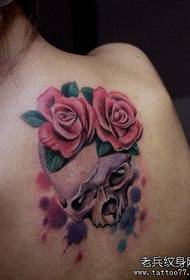 Spektaklo por tatuoj, rekomendu dorsan modelon de tatuaje de roza virino